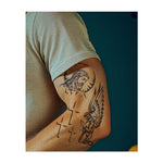 Un ensemble de symboles chrétiens : le visage de Jésus avec une auréole, un ange en prière avec des ailes et diverses croix. Chaque symbole représente la foi, la prière et la protection divine, transmettant force et orientation spirituelles.