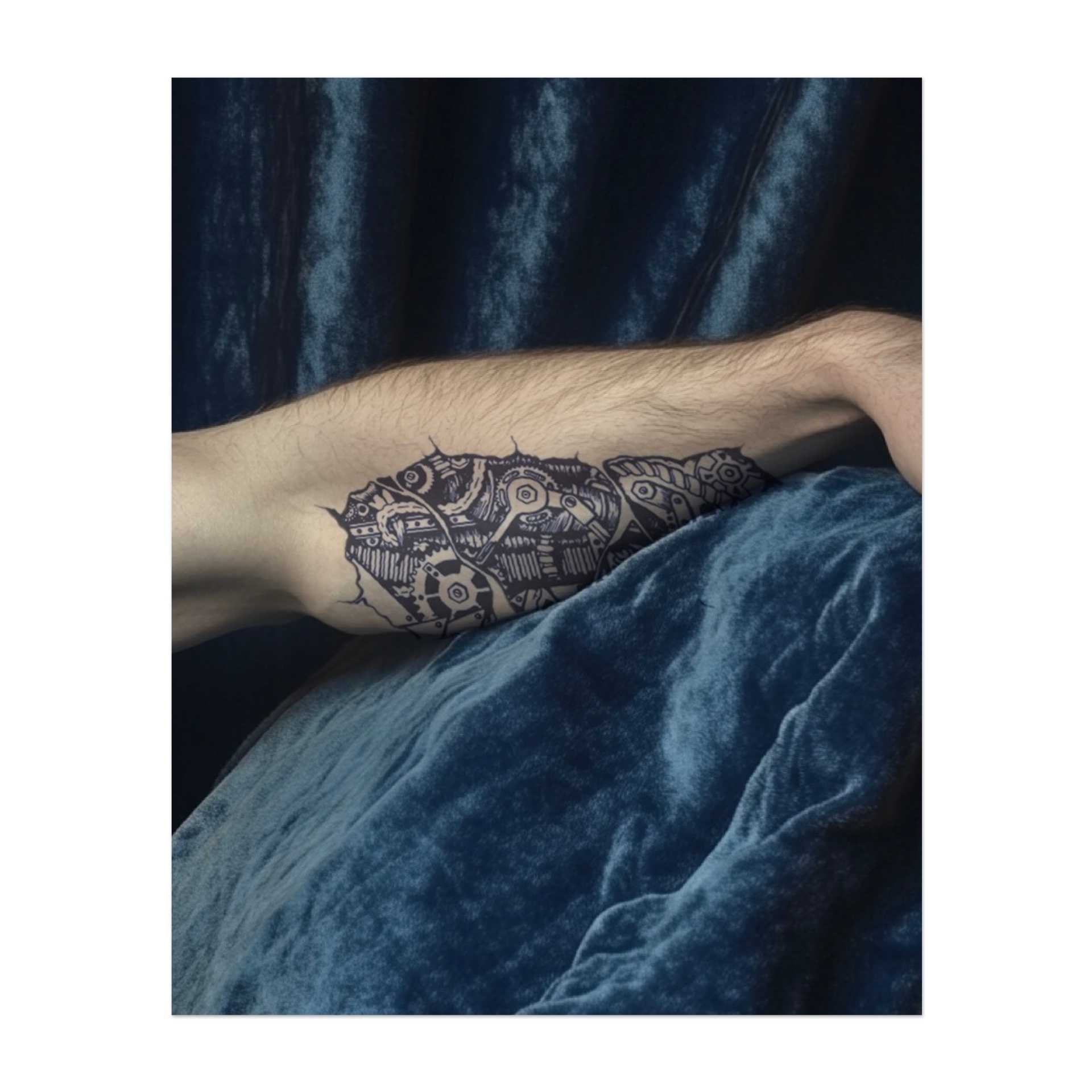 Un tatouage représentant une peau déchirée révélant des engrenages, des barres et des machines complexes en dessous. Cette conception biomécanique symbolise la fusion de l'homme et de la machine, représentant la force, la précision et un esprit futuriste. Idéal pour ceux qui adoptent la technologie et la résilience.