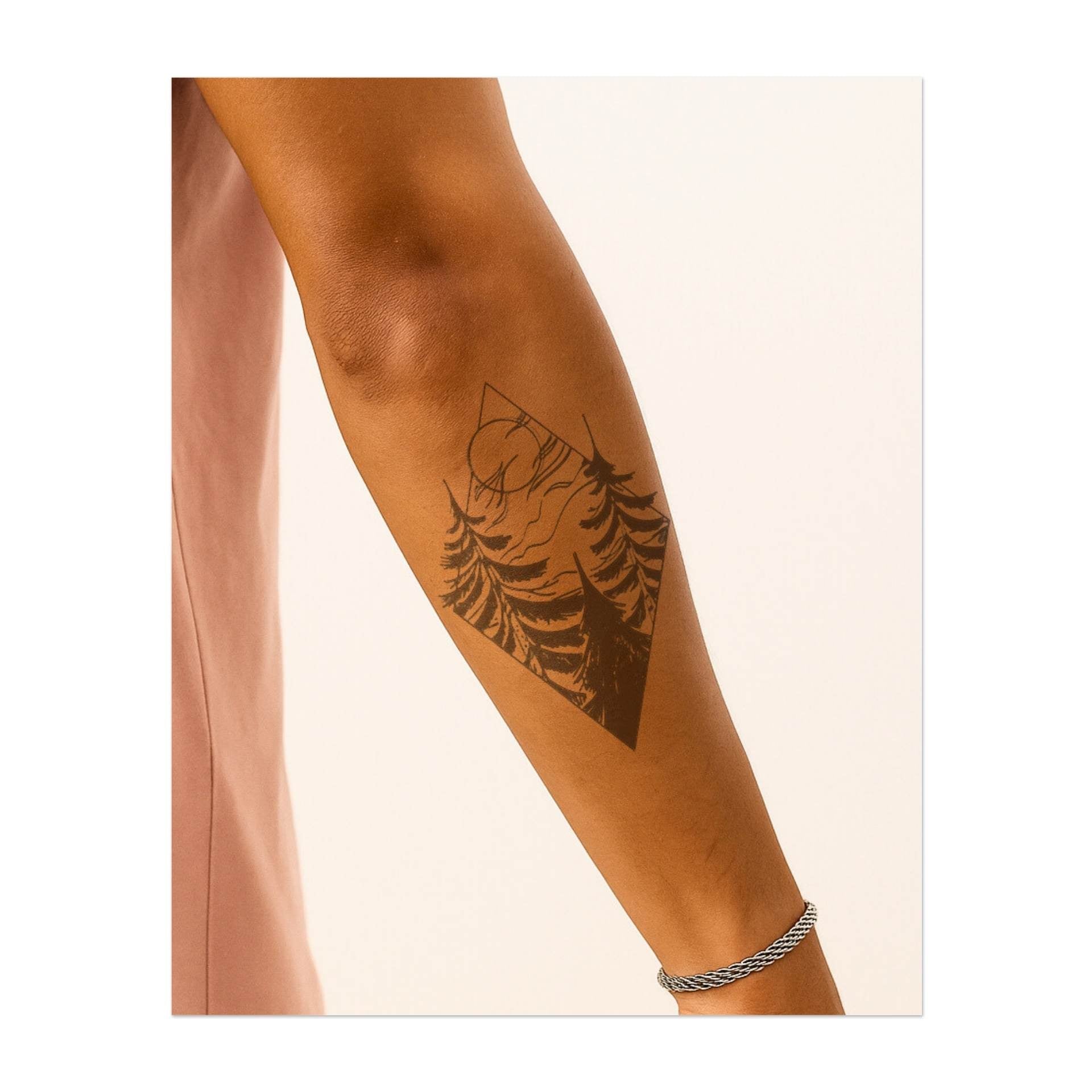 Une scène paisible de grands pins dans un cadre en forme de losange, avec une lune et des vents soufflants en arrière-plan. L'encre crée une atmosphère calme et onirique, parfaite pour ceux qui aiment la nature et le ciel nocturne.