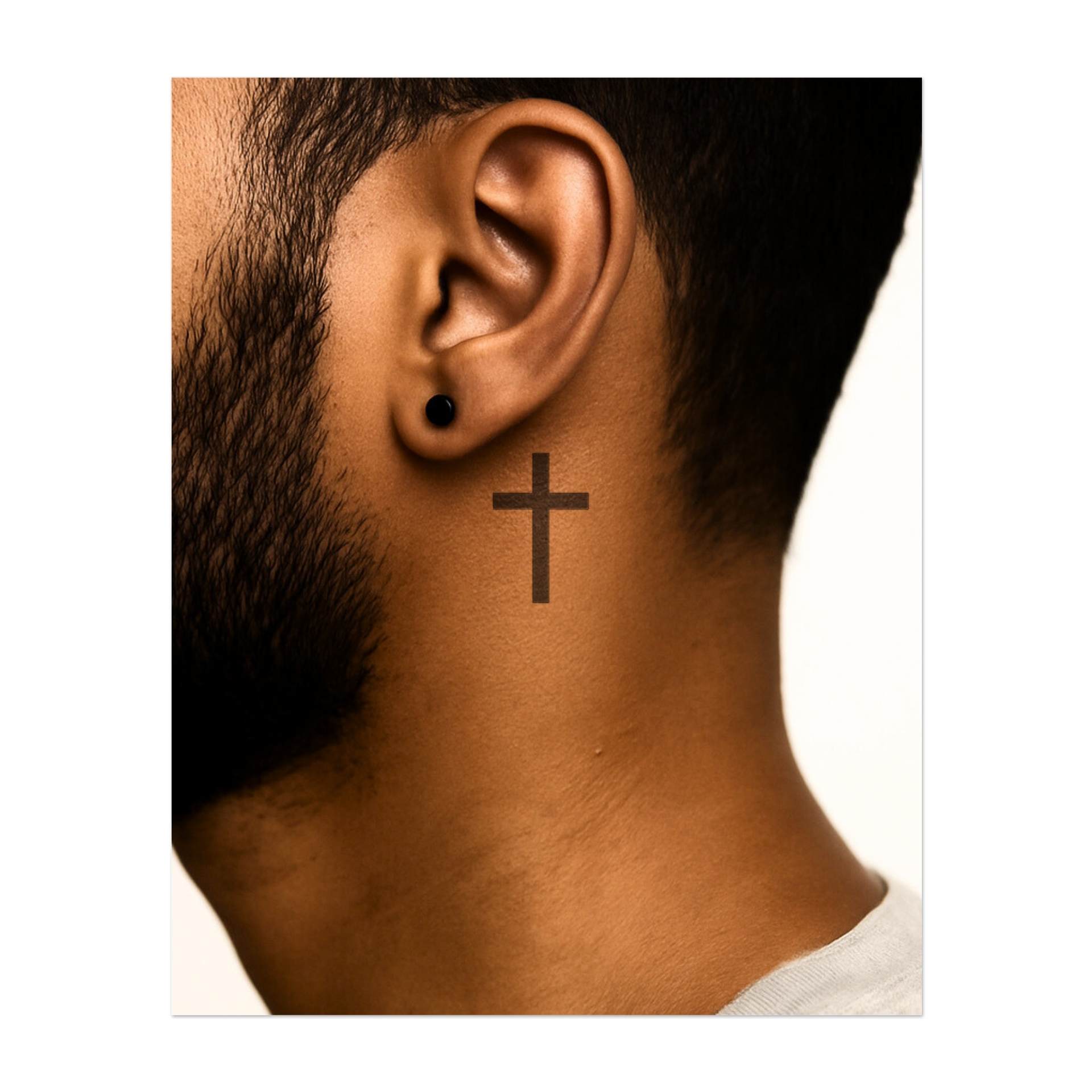 Une croix simple et sans ornement. Il représente la foi, la spiritualité et le symbolisme intemporel.