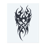 Dieses Tattoo zeigt wilde Flammen, die nach oben wirbeln, gemischt mit scharfen Linien im Tribal-Stil. Es sieht aus wie ein Feuersturm, voller Energie und Bewegung.