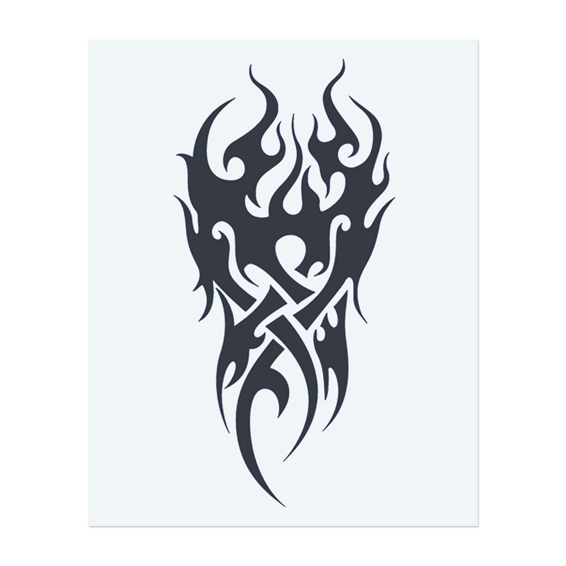 Dieses Tattoo zeigt wilde Flammen, die nach oben wirbeln, gemischt mit scharfen Linien im Tribal-Stil. Es sieht aus wie ein Feuersturm, voller Energie und Bewegung.