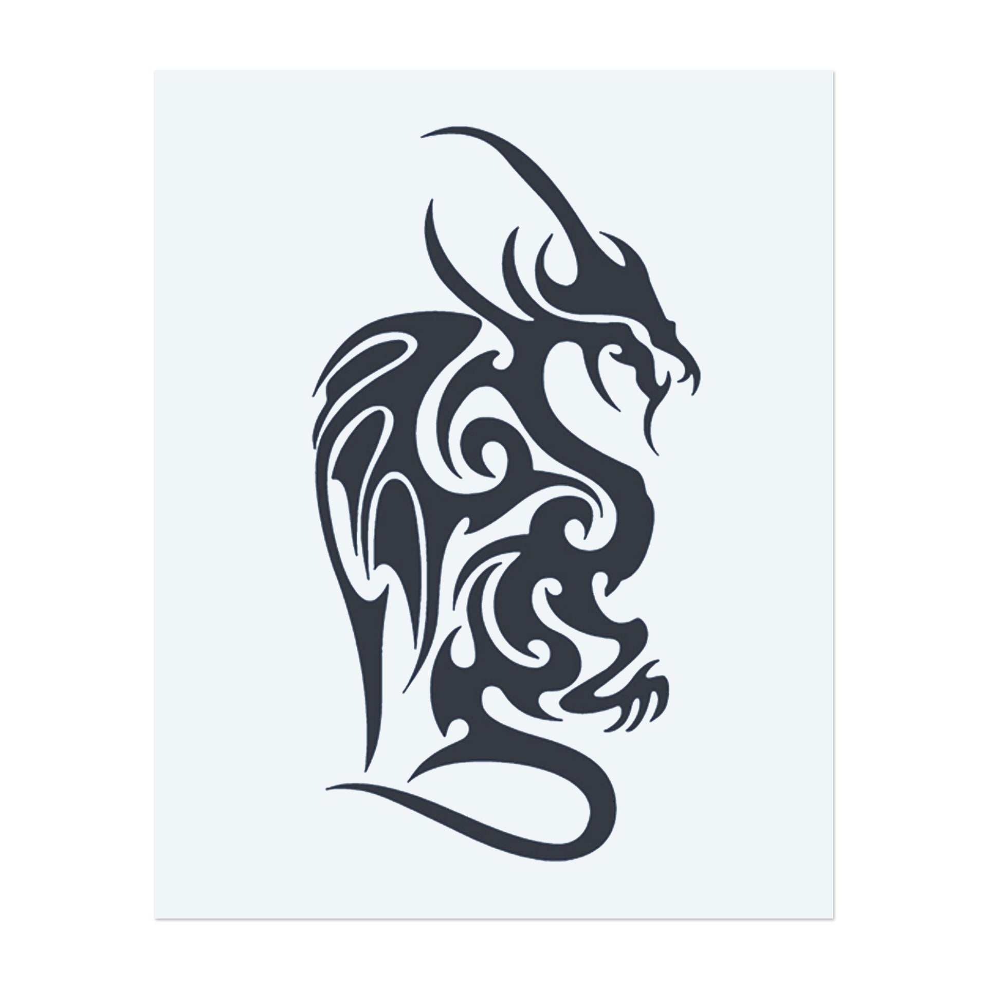 Ein fiercer Drache im Tribal-Stil, mit wirbelnden Mustern, die seine Kraft und Anmut zeigen. Seine scharfen Krallen und seine stolze Haltung lassen ihn bereit zum Angriff wirken. Dieses Tattoo ist perfekt für alle, die mythologische Kreaturen und mutige Designs lieben!