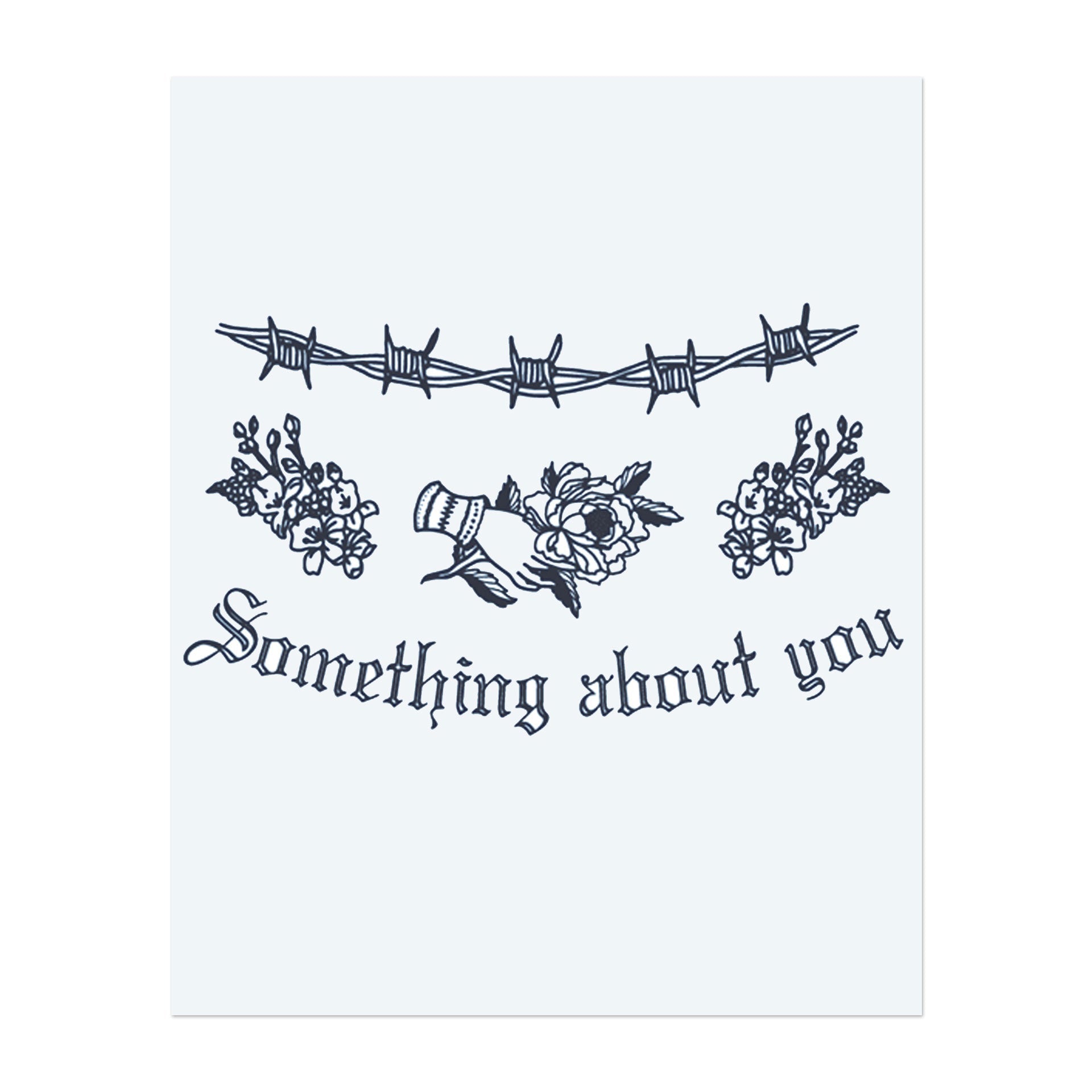 Eine Mischung aus kräftigen Worten und zarten Blumen, mit einem Drahtzaun, der die Designs trennt. Der Spruch "Something about you" wird mit Rosen und Dornen kombiniert, die eine Liebe symbolisieren, die sowohl schön als auch schmerzhaft ist. Ein Tattoo, das eine Geschichte von Liebe und Kampf erzählt.