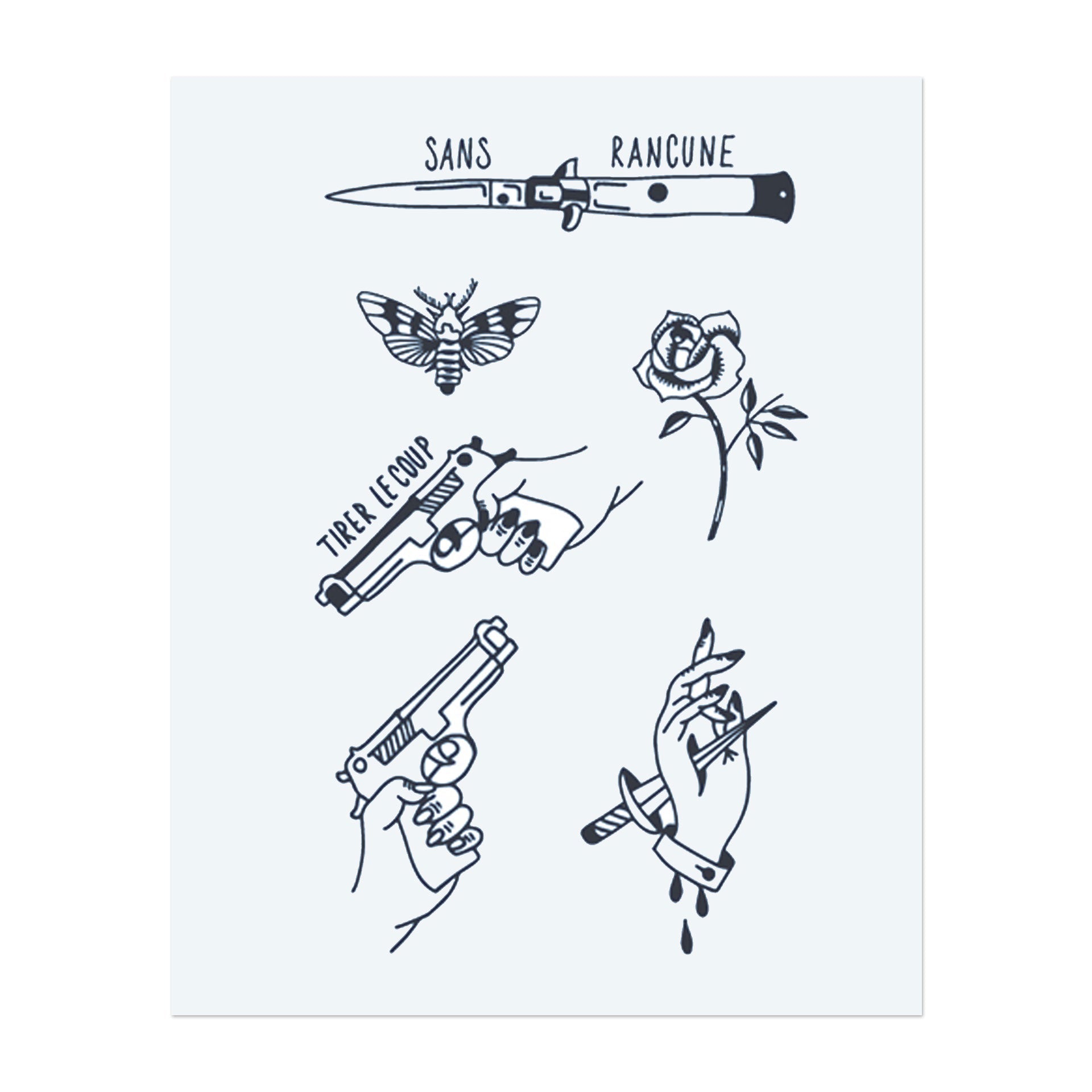 Ein Bündel kraftvoller Bilder: ein Dolch mit den Worten "Sans Rancune" (without anger), ein Nachtfalter, eine Rose und zwei Waffen, eine in einer Hand und eine in einer blutenden Faust. Dieses Tattoo-Design kombiniert Stärke, Frieden und Schmerz auf eine kraftvolle und symbolische Weise.
