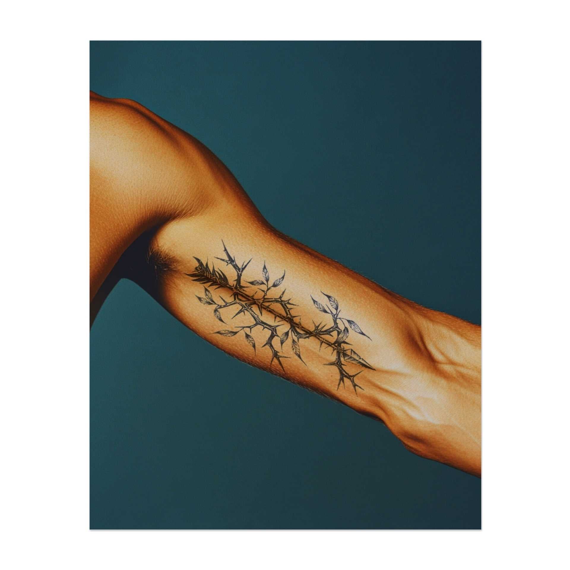 Eine hohe Ranke mit scharfen Dornen und sich windenden Ästen, geschmückt mit Blättern. Das Tattoo steht für Wachstum durch Widrigkeiten, wobei die Dornen Herausforderungen symbolisieren und die Blätter Widerstandsfähigkeit und Stärke zeigen.