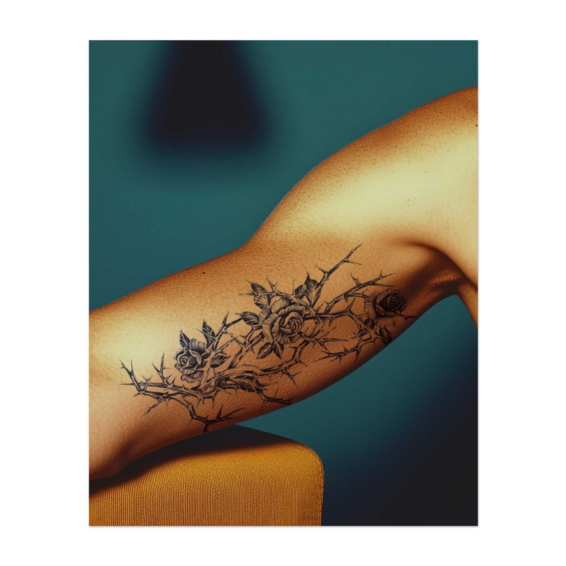 Une branche avec trois belles roses entourées d'épines acérées. Les roses symbolisent la beauté et l'amour, tandis que les épines représentent les défis qui vont avec.