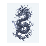 Ein fiercer Drache, der durch die Luft wirbelt, umgeben von Wolken und Rauch. Sein Körper ist mit detaillierten Schuppen bedeckt, und er hat einen intensiven, brüllenden Ausdruck.