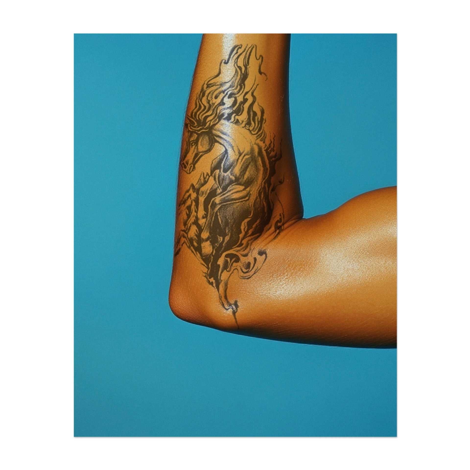 Ein wilder Pferd, das sich aufrichtet, mit Flammen, die aus seiner Mähne und seinem Körper ziehen, umgeben von einer rauchigen Aura. Das Tattoo symbolisiert Freiheit, Macht und Energie, wobei der wilde Geist des Pferdes durch das Feuer brennt.