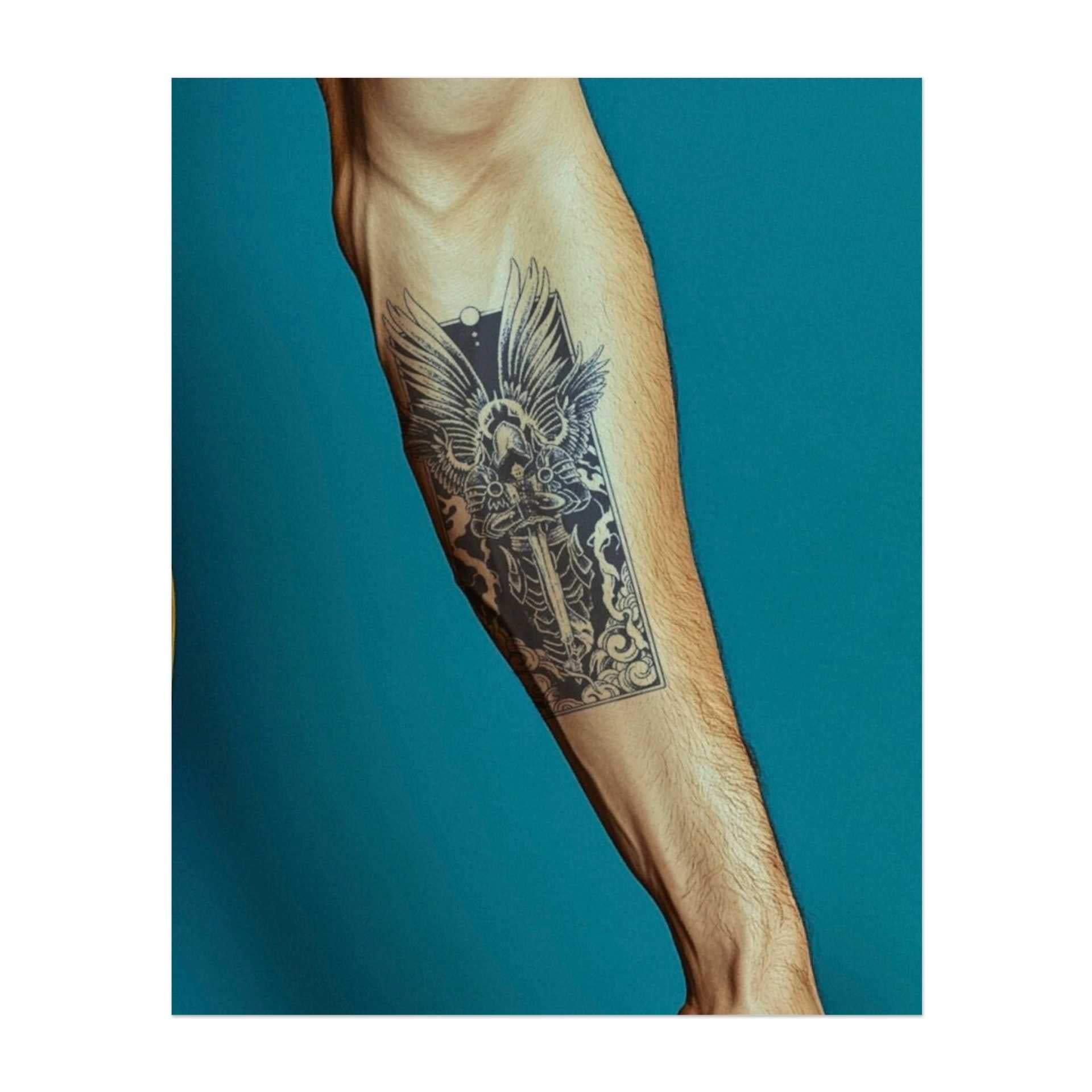 Ein gepanzerter Krieger mit großen Flügeln steht stark, das Schwert in der Hand, vor einem Hintergrund aus wirbelnden Wolken. Das Tattoo repräsentiert Schutz, Stärke und göttliche Macht, indem es die Kraft eines Ritters mit der Anmut eines Engels vereint.