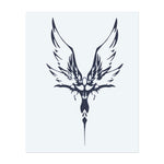 Une figure frappante avec de grandes ailes déployées et des lignes anguleuses et nettes, ressemblant à un ange en vol. Le tatouage symbolise la force, la liberté et le mystère.