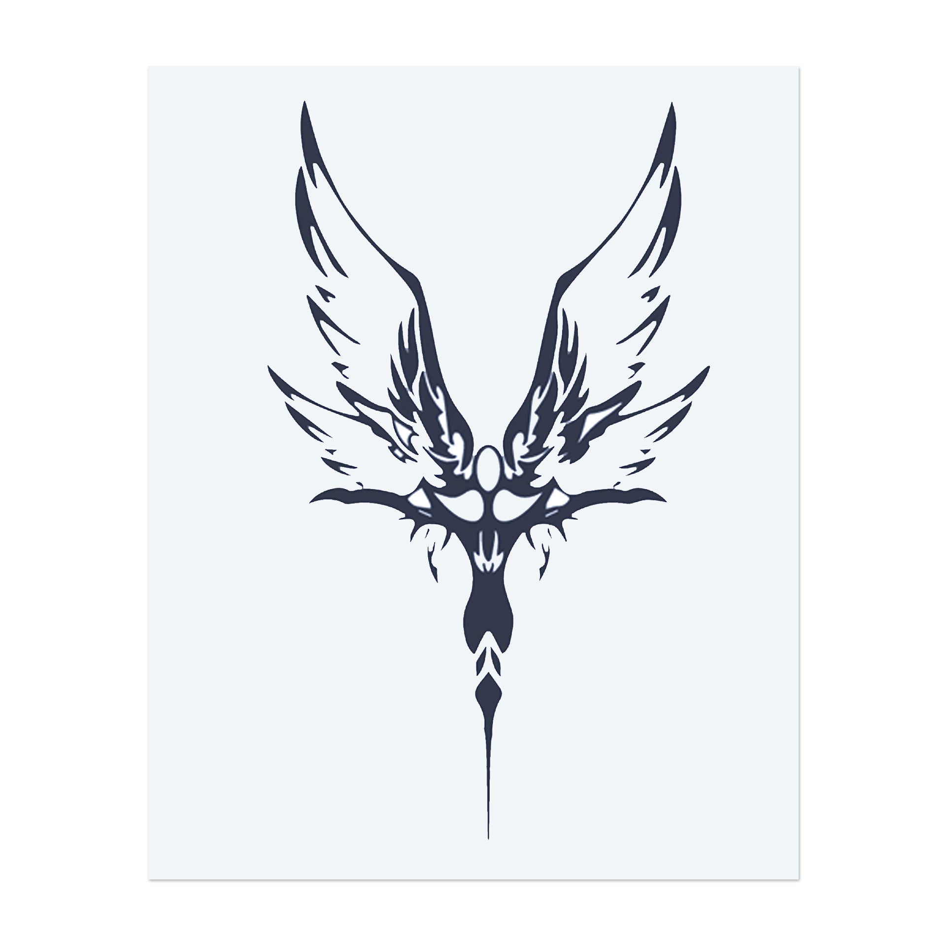 Eine markante Figur mit großen, ausgebreiteten Flügeln und scharfen, kantigen Linien, die einem Engel im Flug ähneln. Das Tattoo symbolisiert Stärke, Freiheit und Geheimnis.