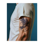 Ein majestätischer Rabe mit kraftvollen Flügeln im Flug, dessen Federn sich dehnen und wirbeln. Das Tattoo symbolisiert Geheimnis, Freiheit und Transformation und fängt den Geist des Raben ein, der durch den Himmel schwebt.