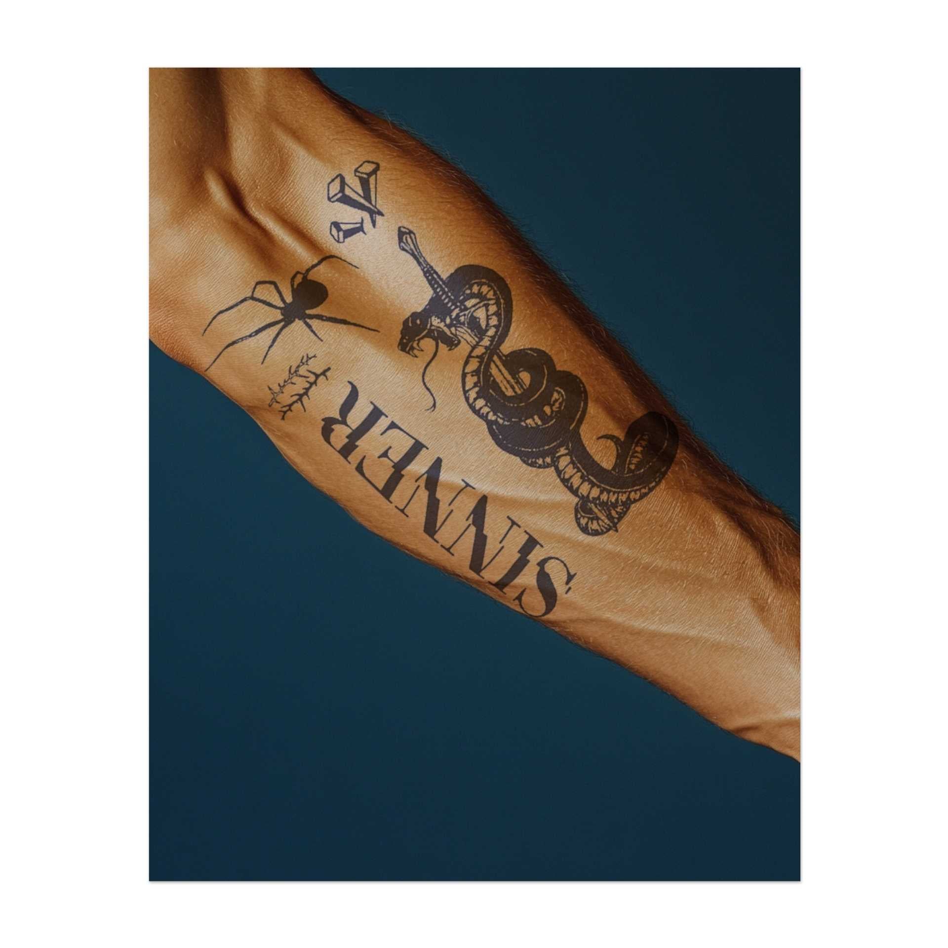 Ein Bündel kräftiger Symbole: eine Spinne, ein Dorn, eine Schlange, die sich um eine Gitarre windet, und das Wort "SINNER". Diese Designs wecken Gefahr, Rebellion und Macht, indem sie dunkle Bilder mit einer kantigen Einstellung kombinieren.