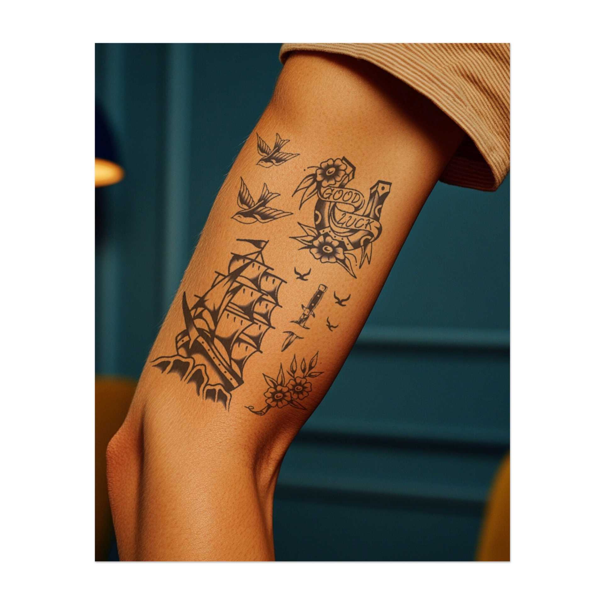 Ein Bündel klassischer Symbole: zwei fliegende Vögel, ein "GOOD LUCK" Hufeisen mit Blumen, ein Schiff, das auf Wellen segelt, und ein Dolch mit Blumen. Diese Designs fangen den abenteuerlichen Geist, Hoffnung und Schutz auf der Reise eines Seeleuten ein.