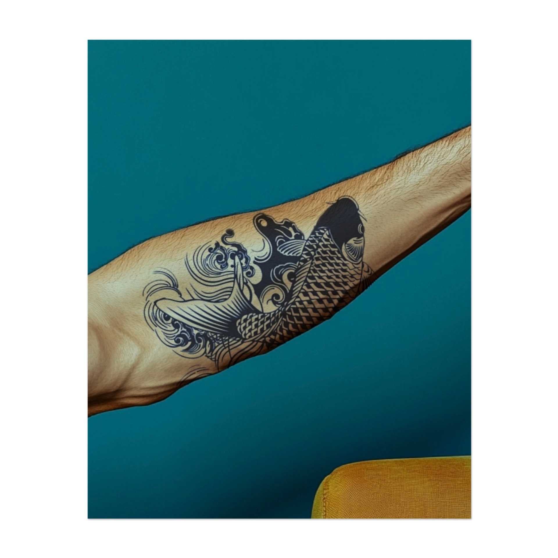 Ein lebendiger Koi-Fisch, der durch wirbelnde Wellen schwimmt. Dieses Tattoo symbolisiert Stärke, Ausdauer und Transformation, inspiriert von dem japanischen Glauben, dass Koi-Fische Hindernisse überwinden können.