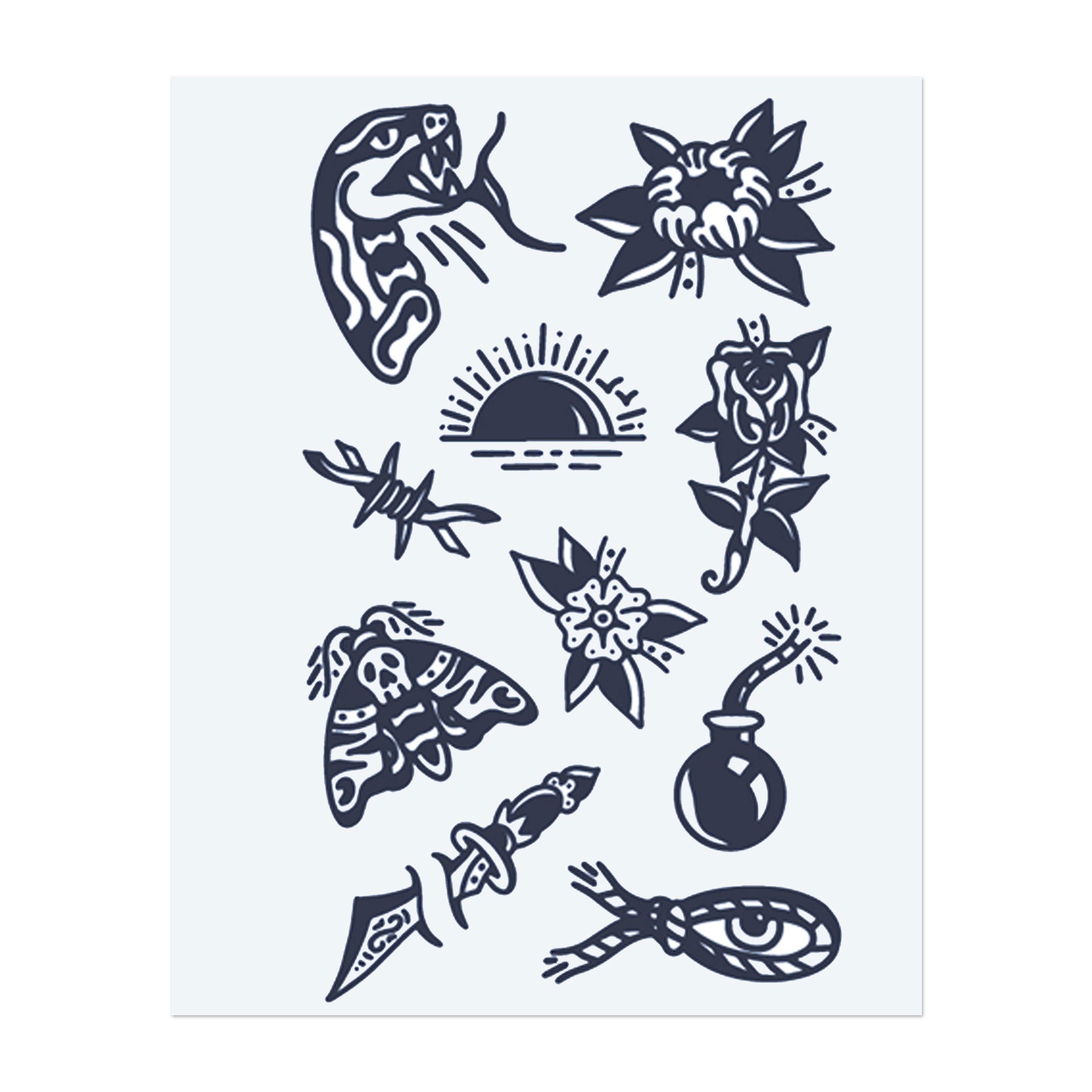 Ein Bündel kräftiger Designs: eine markante Schlange, blühende Rosen, ein Sonnenuntergang, ein Dolch, der in ein Band gewickelt ist, eine Bombe und ein Totenschädel-Moth. Diese Symbole repräsentieren Gefahr, Schönheit und Transformation.