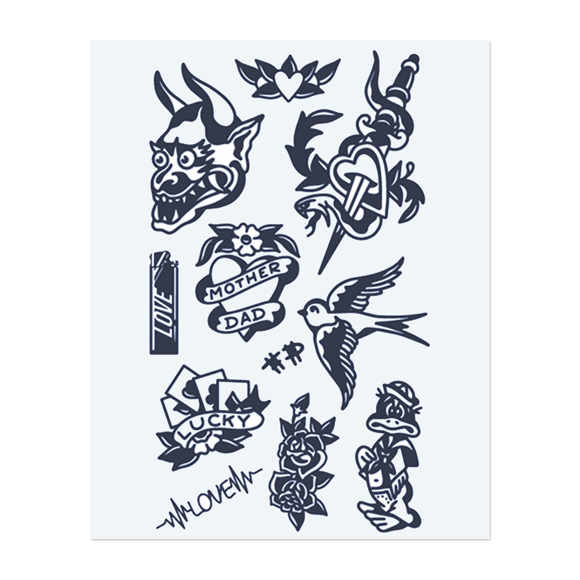 Ein Bündel lustiger, alter Tattoos: ein teuflisches Gesicht, ein herzförmiges Lutscher, ein fliegender Vogel, Rosen und Botschaften wie "LOVE", "MOTHER", "DAD", "LUCKY" und "WOMEN".