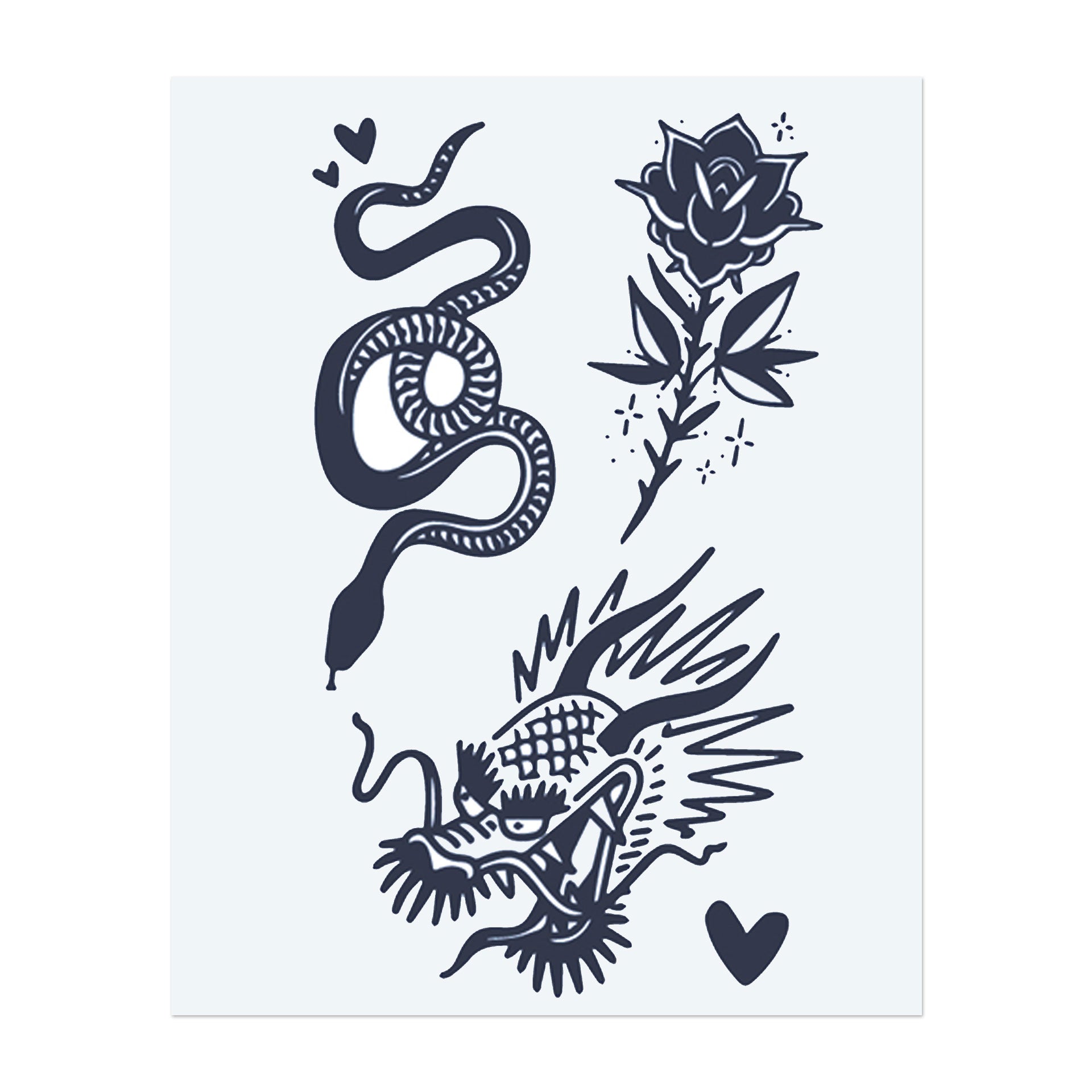 Ein Bündel kräftiger Symbole: ein Schwert, das mit einer Schlange umwickelt ist, ein Spinnennetz, eine gebrochene Linie und "TRUE LOVE" mit einem Dolch. Diese Designs repräsentieren Stärke, Liebe und Widerstandsfähigkeit und verbinden Gefahr mit Hingabe auf eine faszinierende Weise.