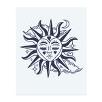 Eine ruhige Sonne mit einem friedlichen Gesicht, geschmückt mit herzförmigen Strahlen, umgeben von Wolken und Sternen. Dieses Design symbolisiert Wärme, Liebe und kosmische Energie, indem es himmlische Schönheit mit emotionaler Tiefe vereint.