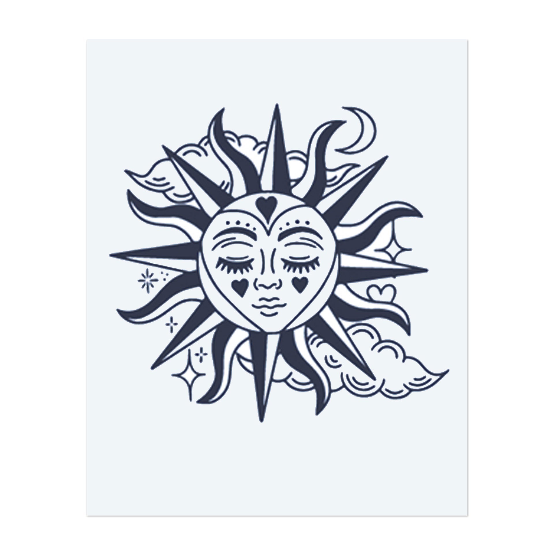 Eine ruhige Sonne mit einem friedlichen Gesicht, geschmückt mit herzförmigen Strahlen, umgeben von Wolken und Sternen. Dieses Design symbolisiert Wärme, Liebe und kosmische Energie, indem es himmlische Schönheit mit emotionaler Tiefe vereint.