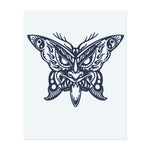 Ein Fächer-Design, geschmückt mit blühenden Rosen und zarten Schmetterlingen. Das Tattoo symbolisiert Eleganz, Schönheit und Freiheit, indem es den Charme der Natur mit der anmutigen Bewegung des Fächers verbindet.