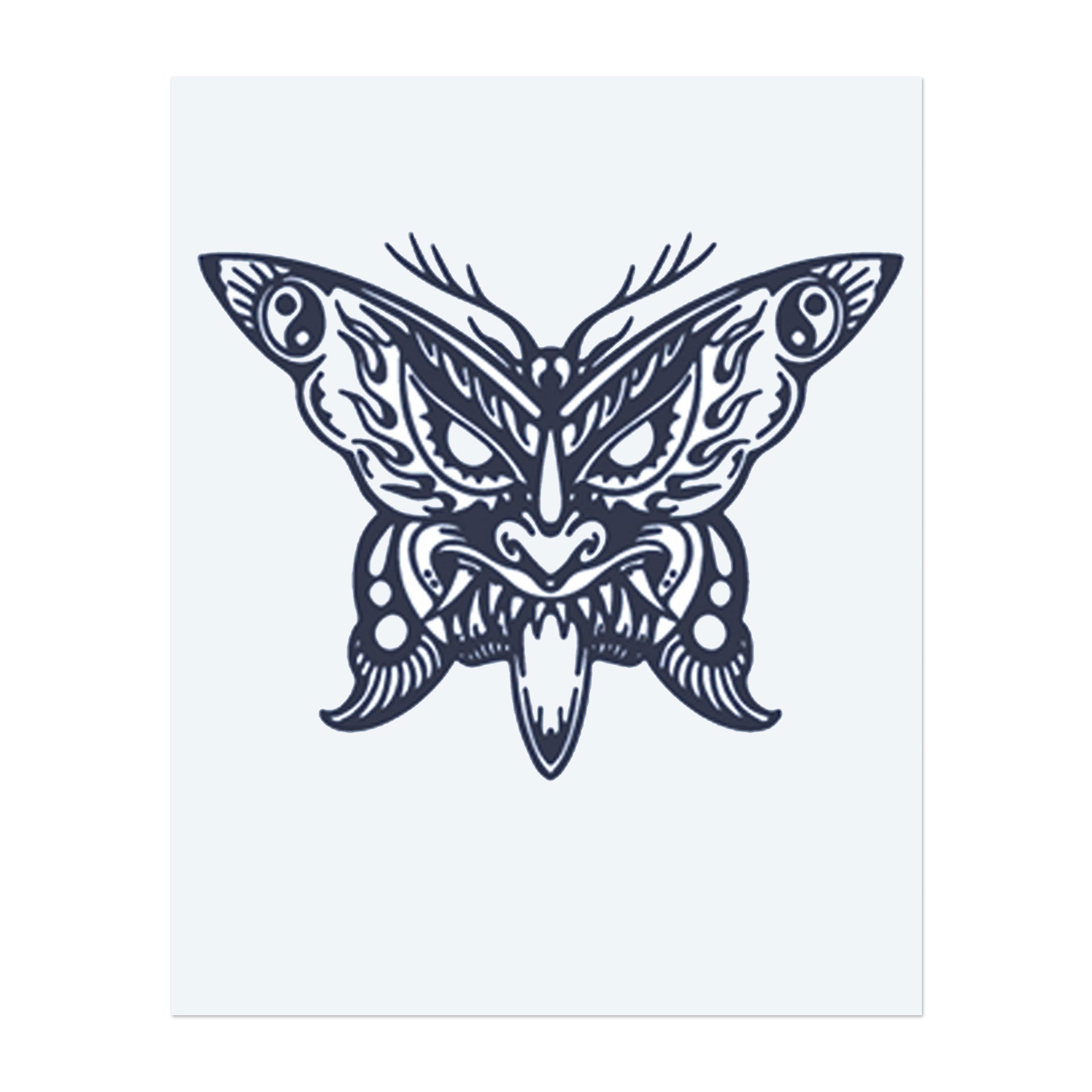 Ein Fächer-Design, geschmückt mit blühenden Rosen und zarten Schmetterlingen. Das Tattoo symbolisiert Eleganz, Schönheit und Freiheit, indem es den Charme der Natur mit der anmutigen Bewegung des Fächers verbindet.