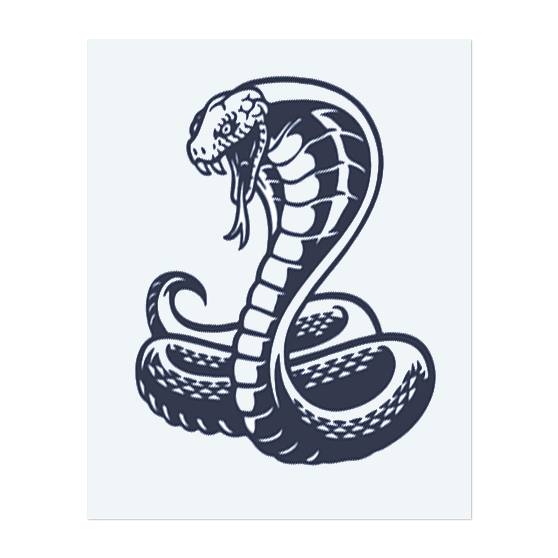 Eine mächtige Kobra mit aufgeblasener Haube, die sich windet und bereit ist, zuzuschlagen. Dieses Tattoo symbolisiert Gefahr, Stärke und Schutz und fängt die intensive und dominante Präsenz des Königs der Schlangen ein.