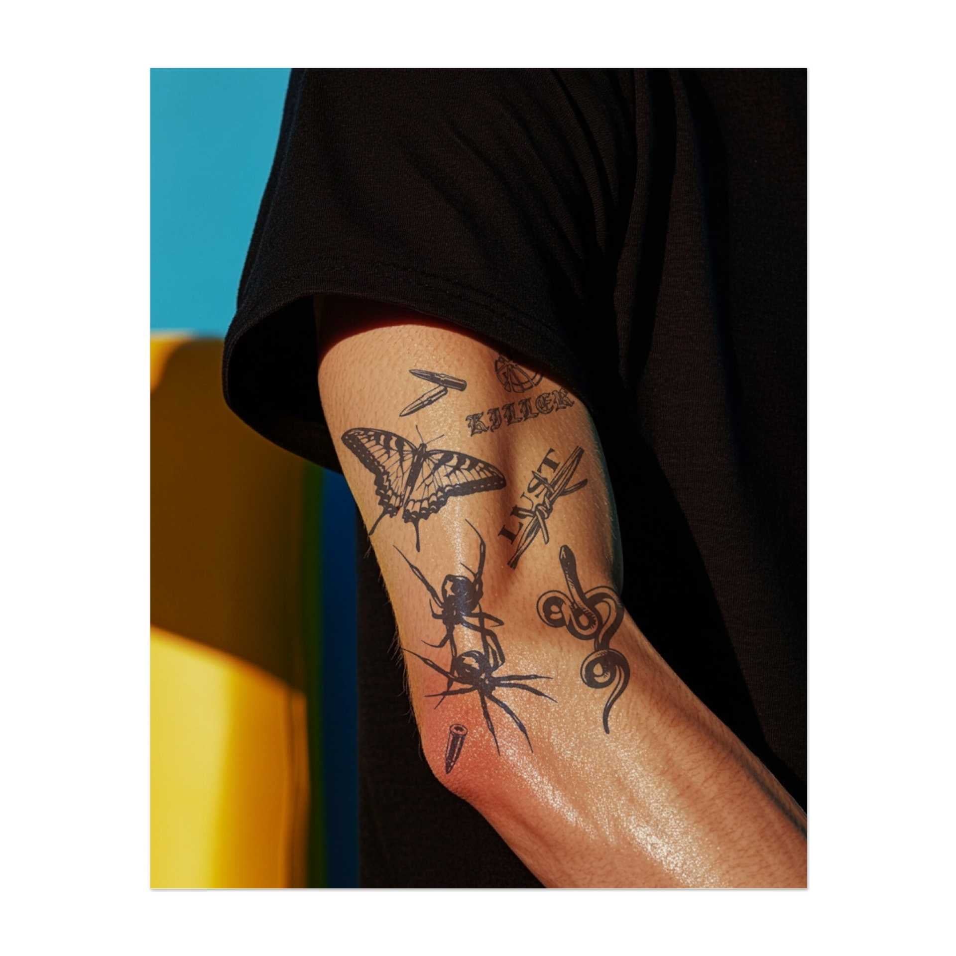 Ein Bündel kräftiger, kantiger Symbole: ein Schmetterling, eine Spinne, eine Schlange, Kugeln und die Worte "KILLER" und "LUST". Diese Designs repräsentieren Gefahr, Versuchung und Macht und verbinden dunkle Schönheit mit roher, ungezähmter Energie.