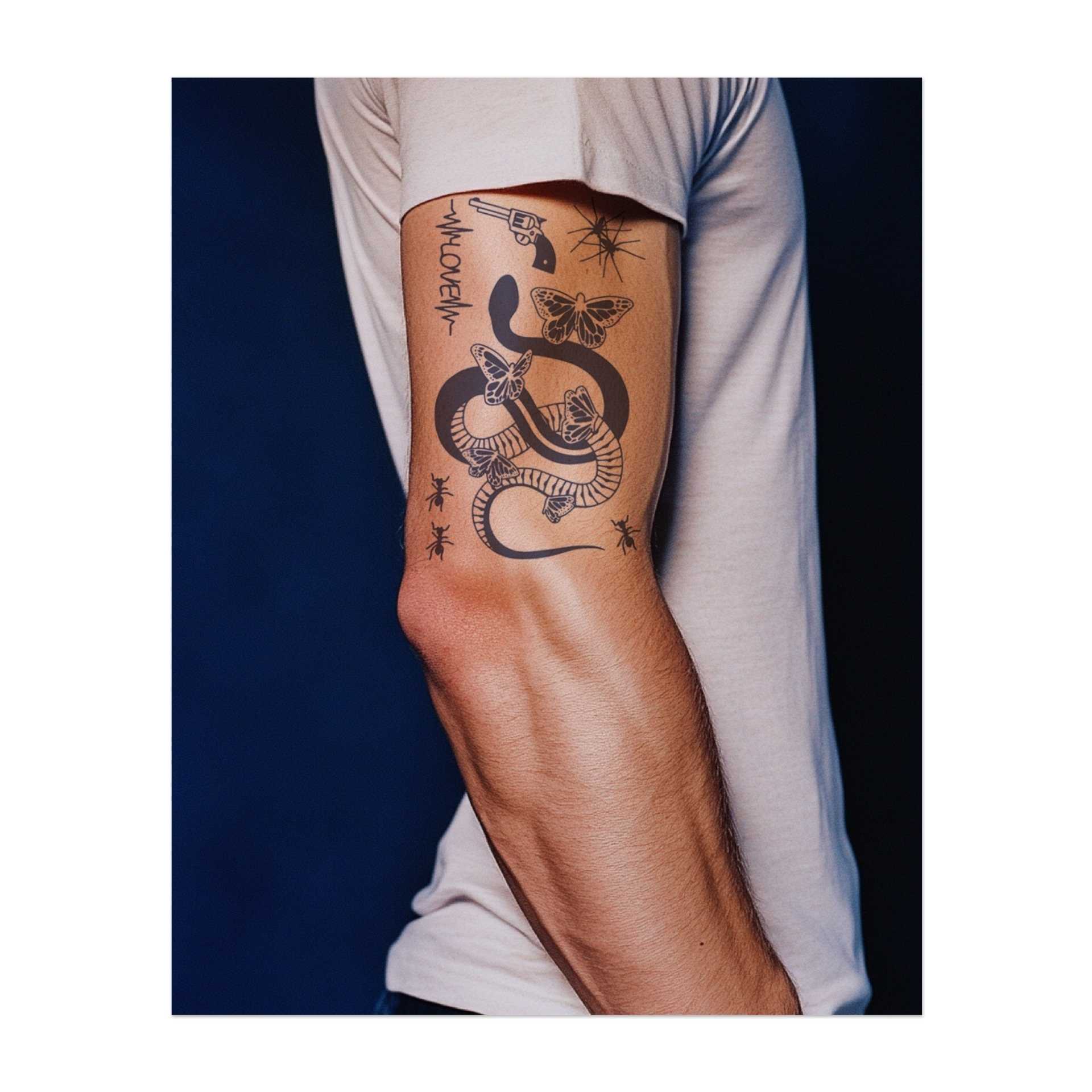 Ein Bündel intensiver Symbole: eine Waffe, eine Schlange, die sich durch Schmetterlinge und Spinnen windet, und das Wort "LOVE". Diese Designs repräsentieren den Konflikt zwischen Schönheit und Gefahr und fangen Themen wie Leidenschaft, Rebellion und wilde Energie ein.