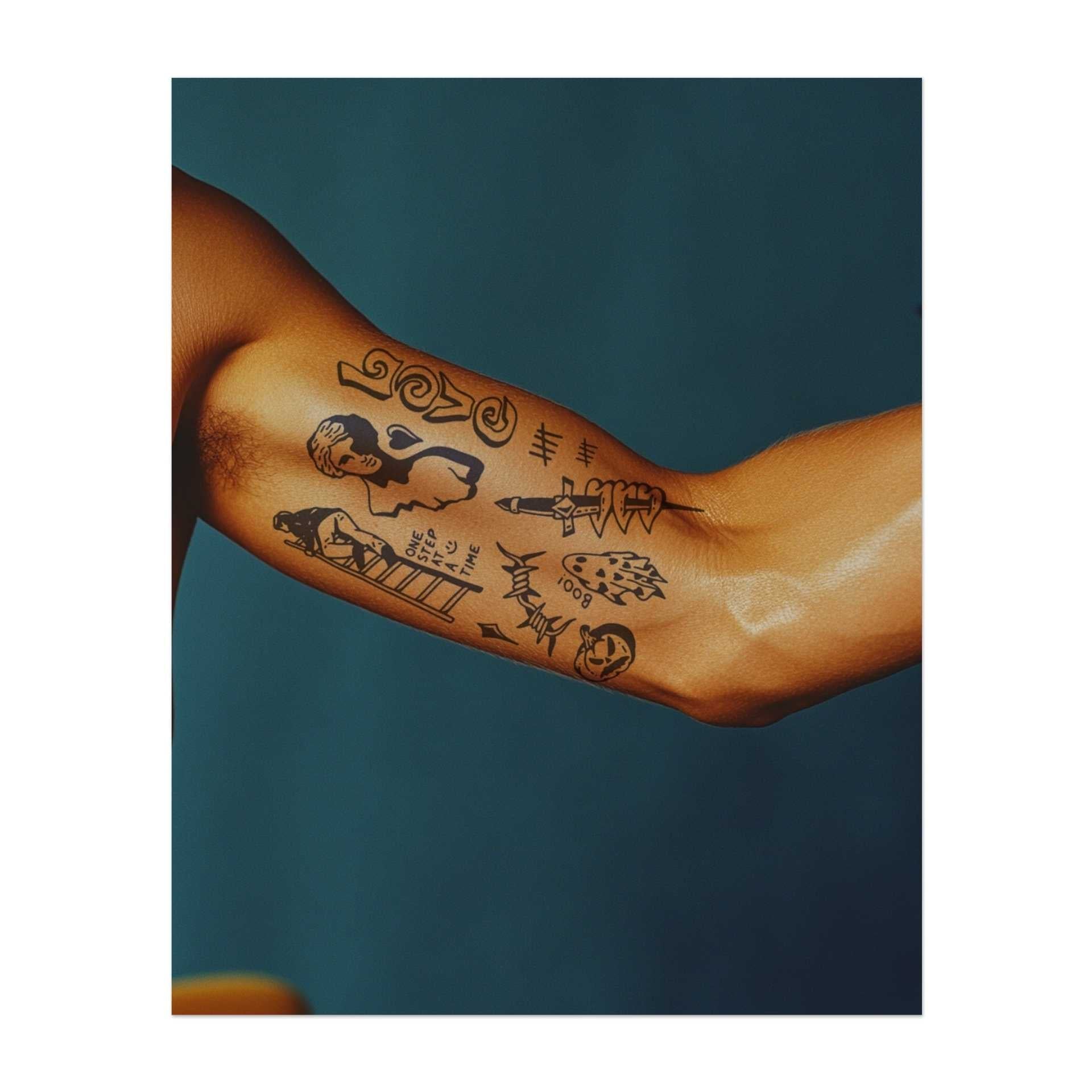 Ein Bündel unterschiedlicher Symbole: eine Person, die eine Leiter mit der Aufschrift "ONE STEP AT A TIME" erklimmt, ein klassischer Büstenkopf, das Wort "LOVE", ein gruseliger Kürbis und ein Geist, ein Schwert und Drahtzaun. Diese Designs verbinden Themen wie Fortschritt, Liebe, Geheimnis und Stärke.