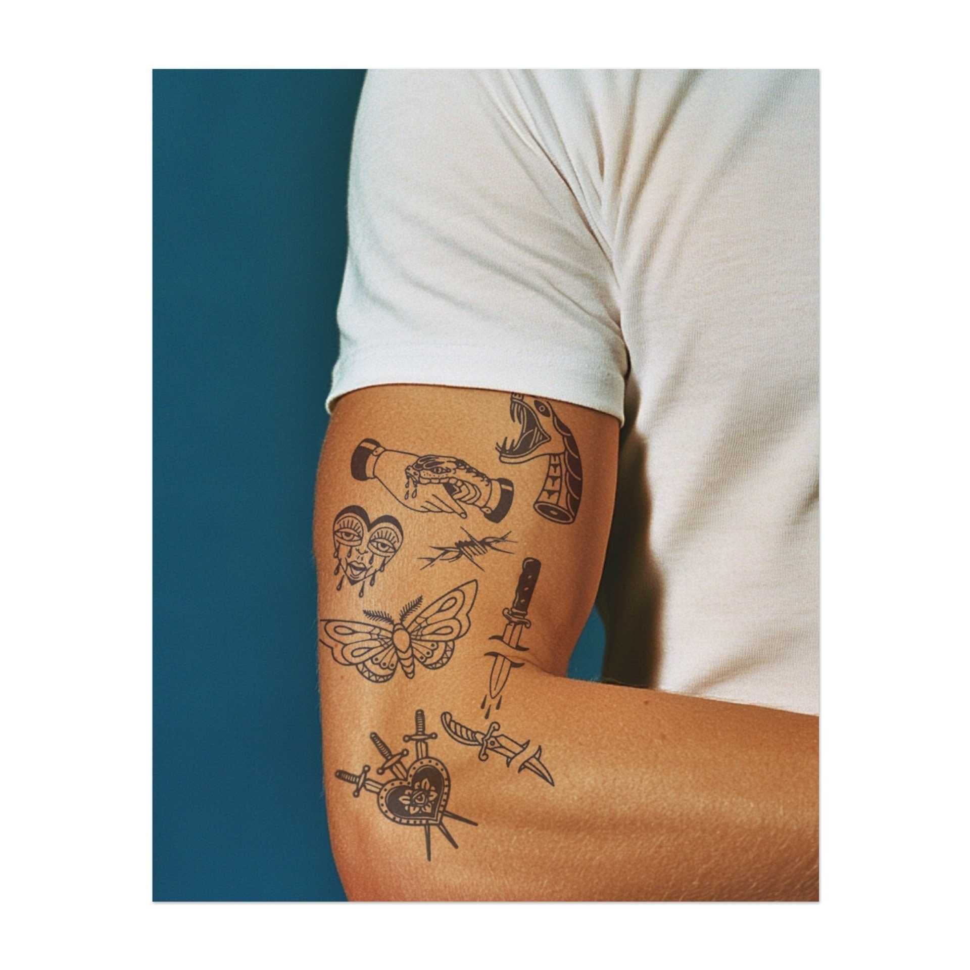Ein Bündel intensiver Designs: ein Herz, das von Schwertern durchbohrt wird, eine Schlange mit geöffnetem Maul, zwei zusammengeklappte Hände, weinende Augen, ein Dolch und ein Schmetterling. Diese Tattoos repräsentieren Schmerz, Verrat, Widerstandsfähigkeit und Transformation und verbinden sowohl Schönheit als auch Gefahr.