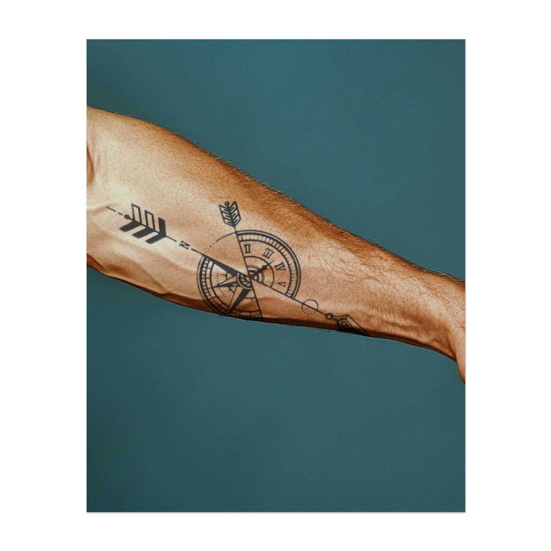Ein detaillierter Kompass mit einer Uhr und Pfeilen, die in verschiedene Richtungen zeigen. Dieses Tattoo symbolisiert Führung, Abenteuer und den Verlauf der Zeit. Ein perfektes Design für jemanden, der Wert auf Entdeckung legt und seinen wahren Lebensweg finden möchte.