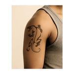 Une panthère élégante et puissante de style tribal qui se met en mouvement. Ce tatouage symbolise la force, l'agilité et l'indépendance. Parfait pour ceux qui se connectent à l'esprit indompté de la nature et recherchent un design audacieux et intrépide.