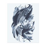 Ein Koi-Fisch, der durch Wellen schwimmt, umgeben von einer blühenden Lotusblume. Dieses Tattoo symbolisiert Ausdauer, Transformation und Schönheit, inspiriert von dem japanischen Glauben, dass Koi-Fische Hindernisse überwinden können. Ein bedeutungsvolles Design für jemanden, der Stärke und Erneuerung sucht.