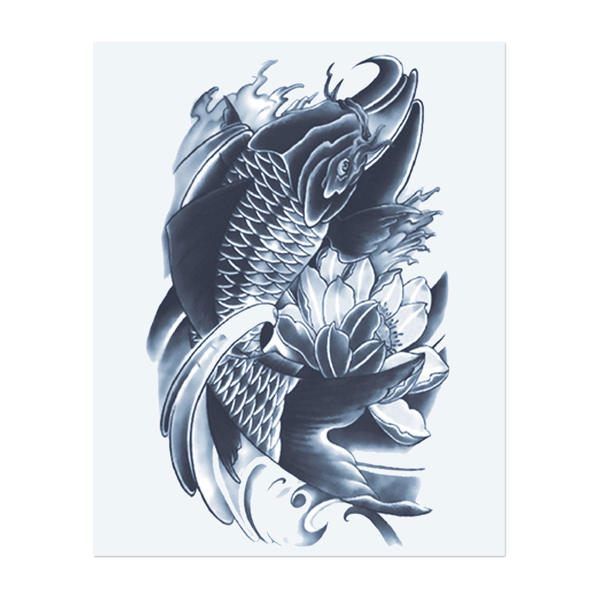 Ein Koi-Fisch, der durch Wellen schwimmt, umgeben von einer blühenden Lotusblume. Dieses Tattoo symbolisiert Ausdauer, Transformation und Schönheit, inspiriert von dem japanischen Glauben, dass Koi-Fische Hindernisse überwinden können. Ein bedeutungsvolles Design für jemanden, der Stärke und Erneuerung sucht.