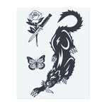 Ein furchterregender Wolf, umgeben von einem Messer, einer Rose und einem Schmetterling. Dieses Tattoo kombiniert rohe Kraft und Schönheit und symbolisiert Stärke, Widerstandsfähigkeit und Transformation. Perfekt für jemanden, der sowohl die wilde als auch die zarte Seite des Lebens umarmt.