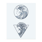 Deux tatouages ​​de vagues saisissants : l'un dans un cercle et l'autre dans un triangle. Tous deux symbolisent la force et la beauté de l’océan et montrent la puissance imparable de la nature. Un tatouage parfait pour quelqu'un qui se sent connecté au pouvoir de la mer.