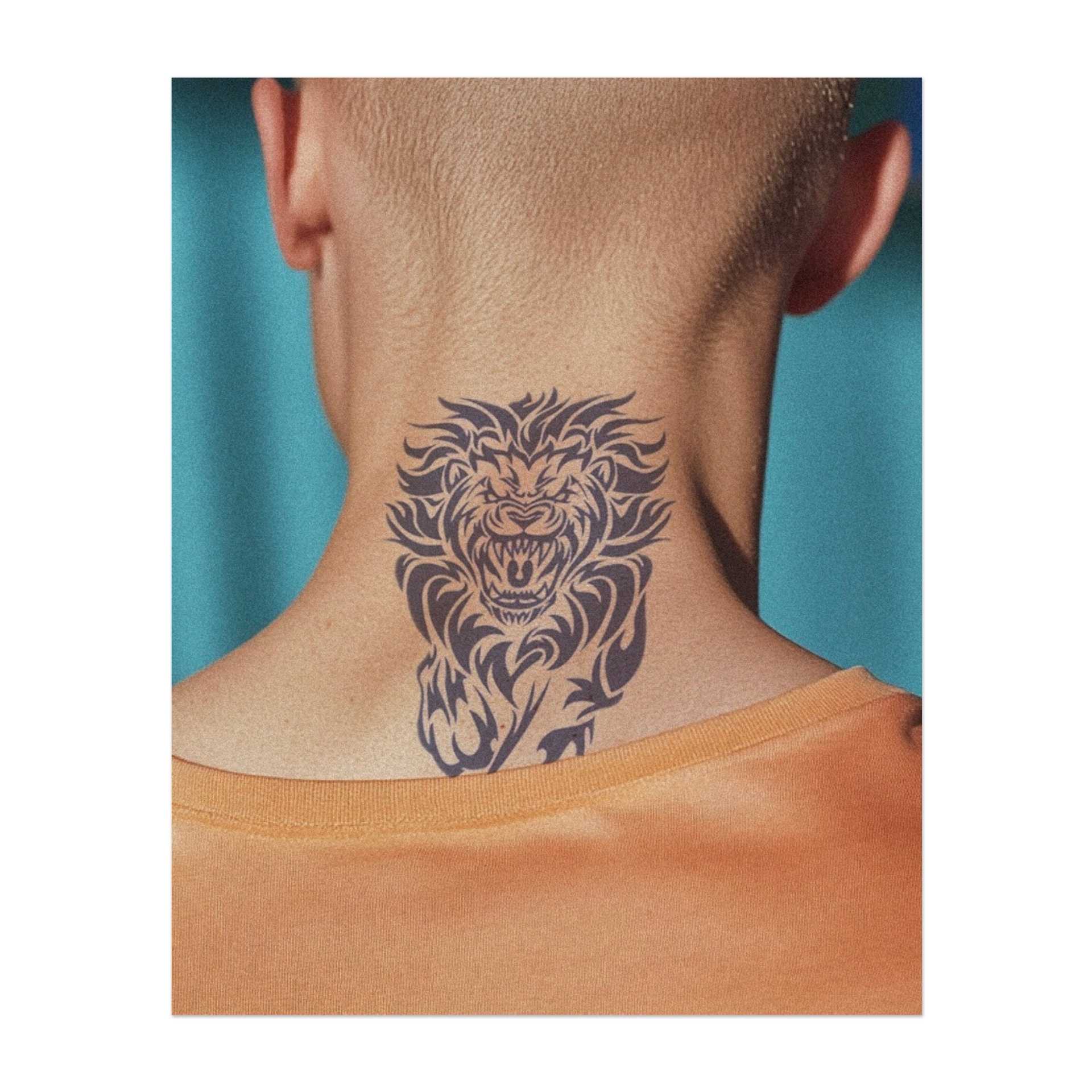 Ein furchterregender Löwe mit einer wilden, fließenden Mähne in kräftigen Tribal-Linien. Dieses Tattoo symbolisiert Stärke, Mut und Führung. Perfekt für jemanden, der die Macht und den Stolz des Königs des Dschungels verkörpern möchte.