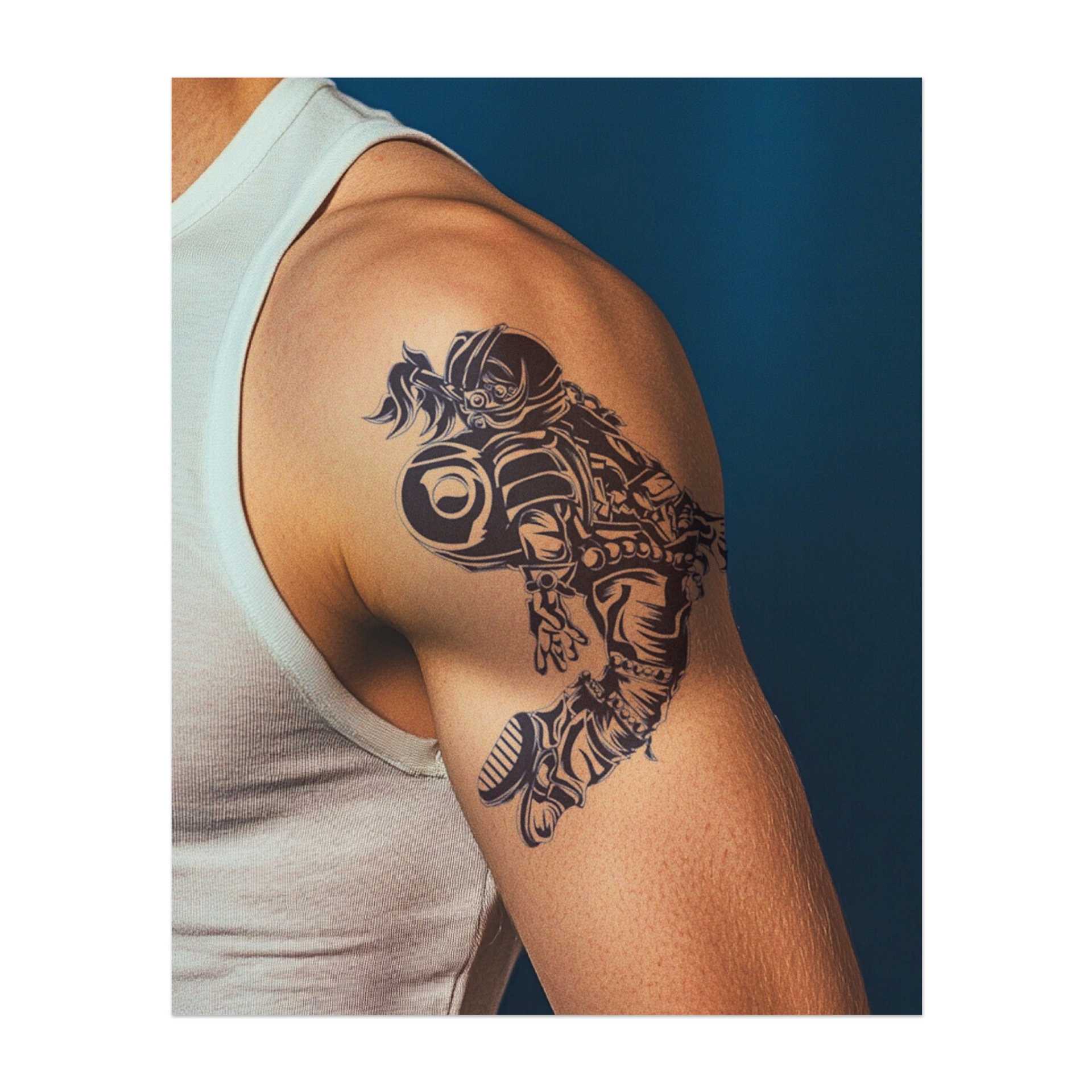 Ein dynamisches Tattoo eines Astronauten in voller Ausrüstung, der durch den Weltraum springt. Dieses Design symbolisiert Entdeckung, Abenteuer und das Streben nach dem Unbekannten. Perfekt für jemanden, der von Abenteuern jenseits der Erde träumt oder den Entdeckergeist schätzt.