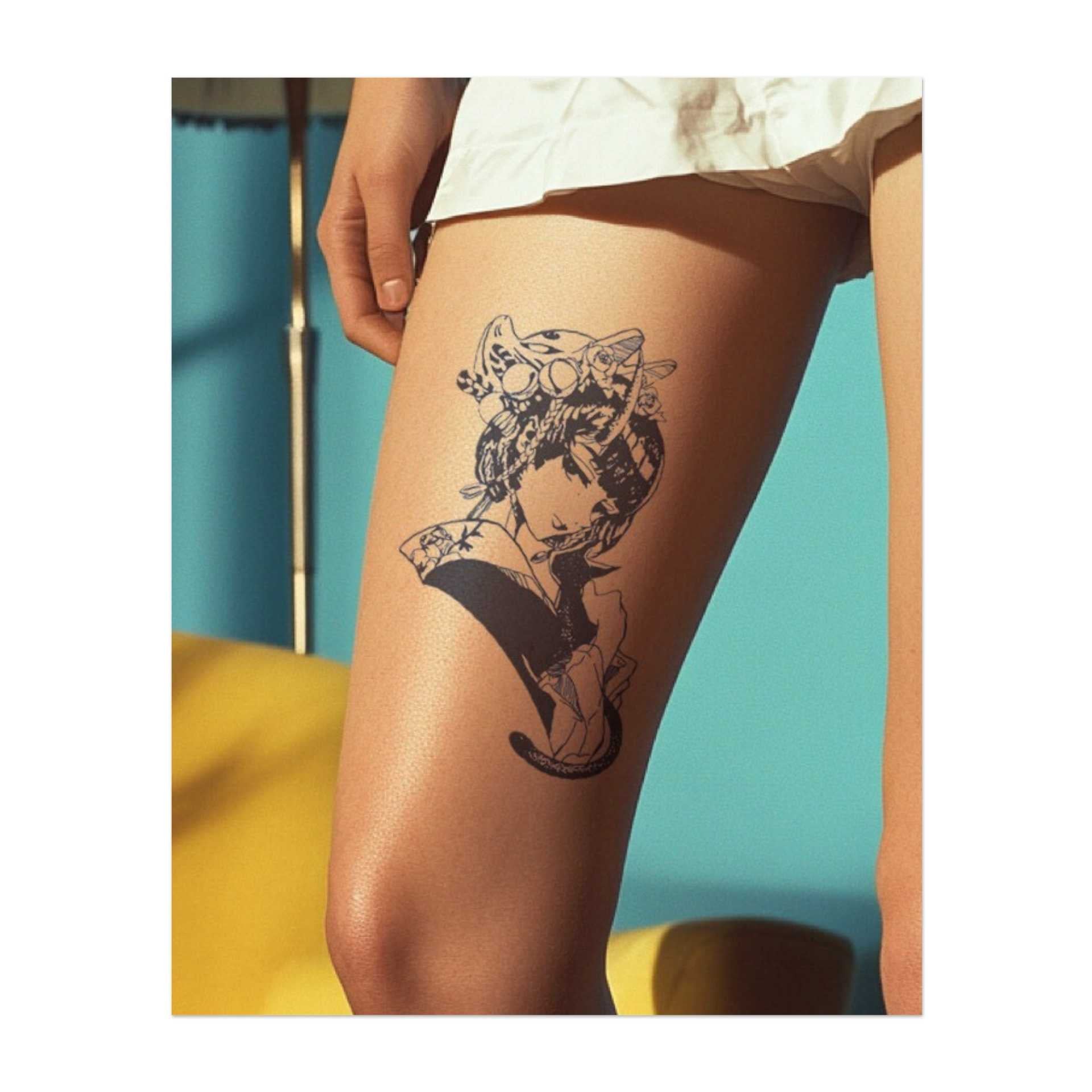 Eine anmutige Geisha mit Katzenohren, umgeben von zarten Blumen und traditionellen japanischen Details. Dieses Tattoo vereint die Eleganz einer Geisha mit dem verspielten Charme einer Katze und ist perfekt für jemanden, der sowohl Schönheit als auch einzigartige Symbolik liebt.