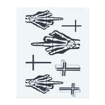 Un tatouage rebelle représentant des mains squelettiques montrant le majeur combiné à des croix. Le design mélange l'humour noir avec des éléments religieux symboliques et fait une déclaration audacieuse de résistance et d'individualité. Idéal pour quelqu'un qui aime repousser les limites.