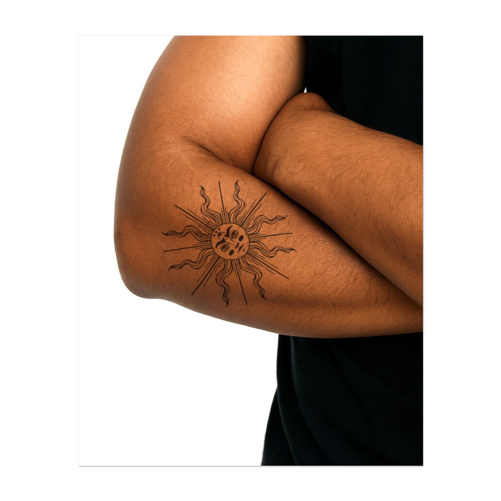 Un soleil magnifiquement détaillé avec un visage, ses rayons se propageant dans des motifs complexes. Ce tatouage symbolise la positivité, l'énergie et l'illumination et est parfait pour quelqu'un qui valorise la lumière, la croissance et une vision optimiste de la vie.