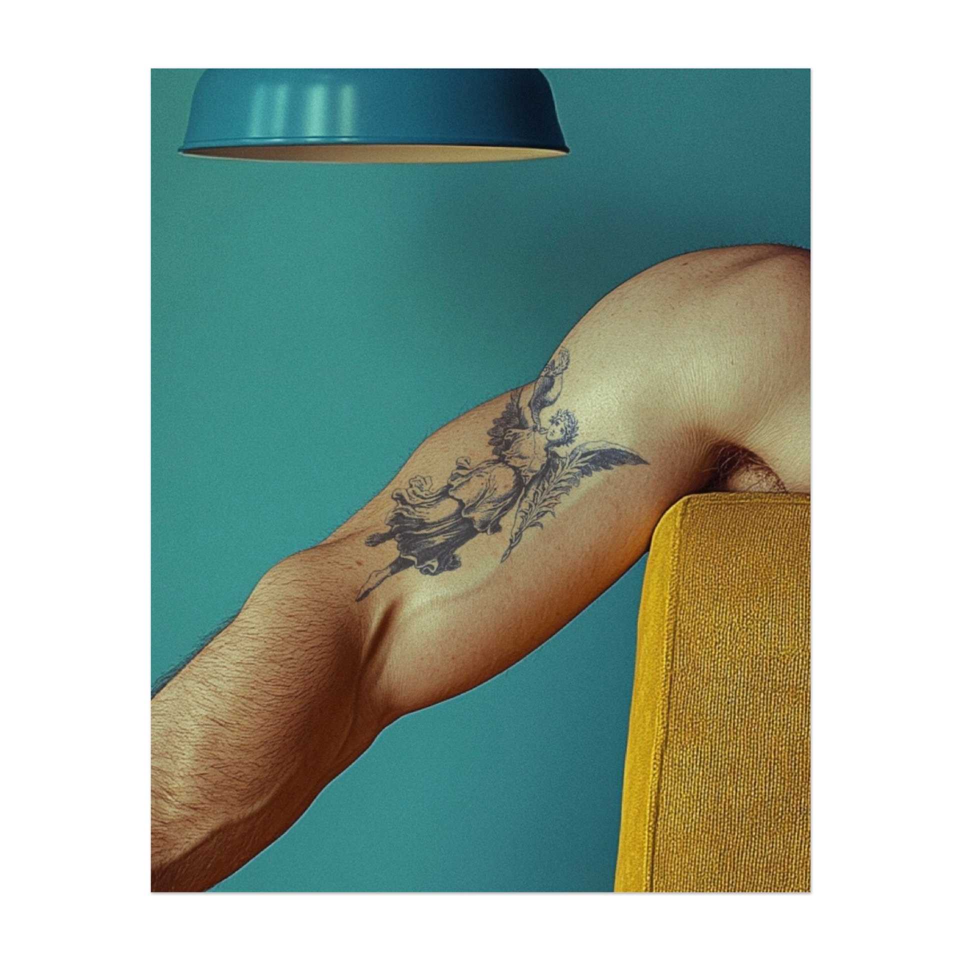 Ein anmutiger Engel, der mit weit ausgebreiteten Flügeln schwebt und ein symbolisches Objekt in einer Hand hält. Dieses Tattoo repräsentiert Reinheit, Schutz und göttliche Führung und ist eine wunderschöne Wahl für jemanden, der sich höheren Kräften und spiritueller Stärke verbunden fühlt.