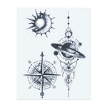 Ein himmlisches Tattoo-Set mit der Sonne, einem Kompass und planetaren Symbolen. Diese Designs repräsentieren Entdeckung, das Universum und die Führung der Sterne. Perfekt für jemanden, der Abenteuer, Entdeckung und eine tiefere Verbindung zum Universum sucht.
