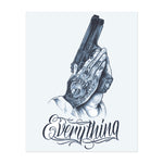 Eine Hand, die eine Waffe hält, mit komplizierten Details an der Hand und dem Wort "Everything" darunter. Dieses Design symbolisiert Kontrolle, Macht und das Gewicht von Entscheidungen. Perfekt für jemanden, der das Gewicht seiner Handlungen und Entscheidungen im Leben spürt.