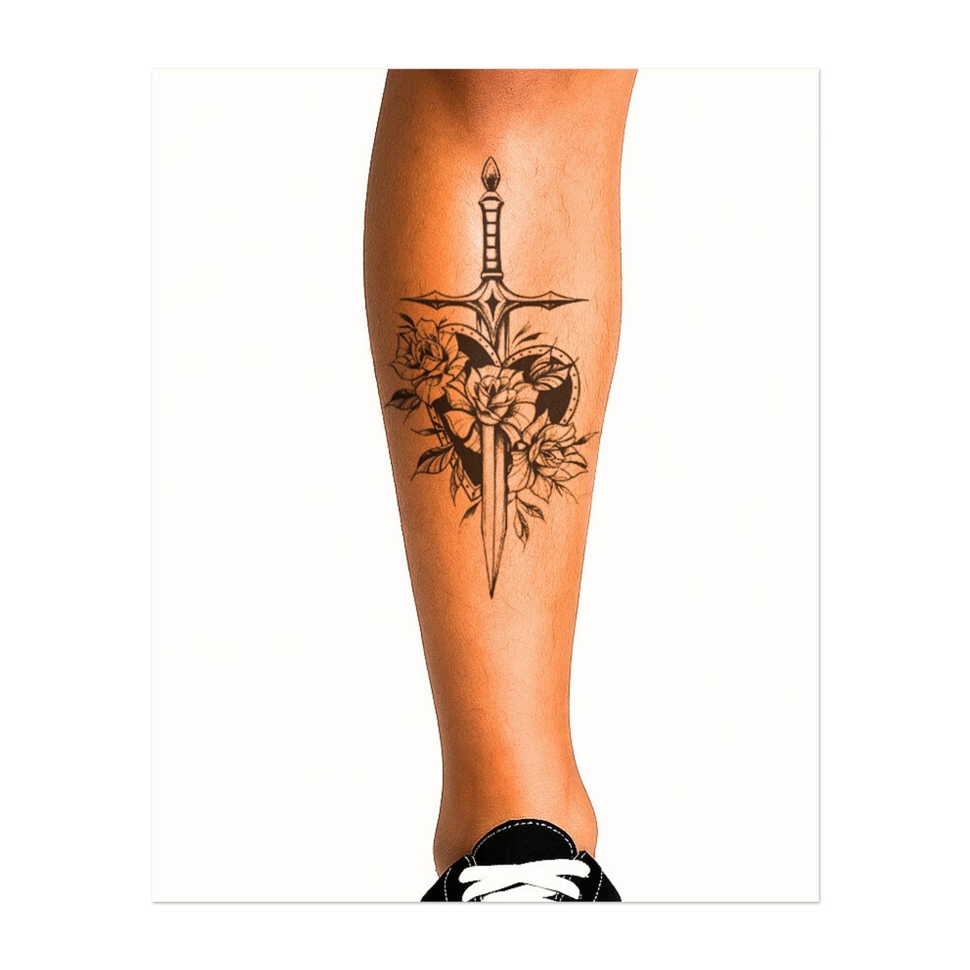Une épée perçant un cœur, entourée de belles roses. Ce design symbolise l'amour, la force et l'équilibre entre la beauté et la puissance. Parfait pour quelqu'un qui embrasse à la fois la passion et la résilience dans son parcours.