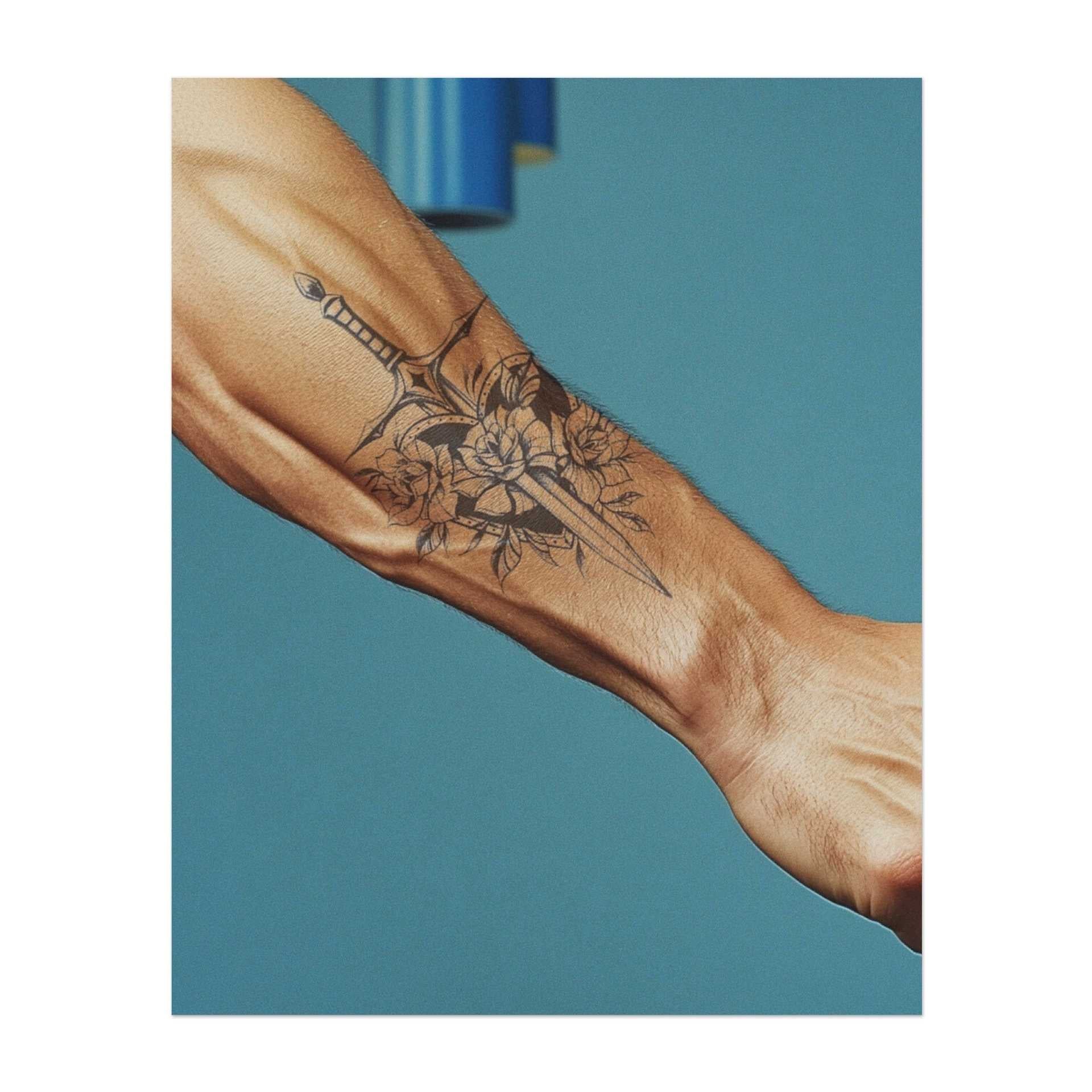 Ein Schwert, das ein Herz durchbohrt, umgeben von schönen Rosen. Dieses Design symbolisiert Liebe, Stärke und das Gleichgewicht zwischen Schönheit und Macht. Perfekt für jemanden, der sowohl Leidenschaft als auch Widerstandsfähigkeit in seiner Reise umarmt.