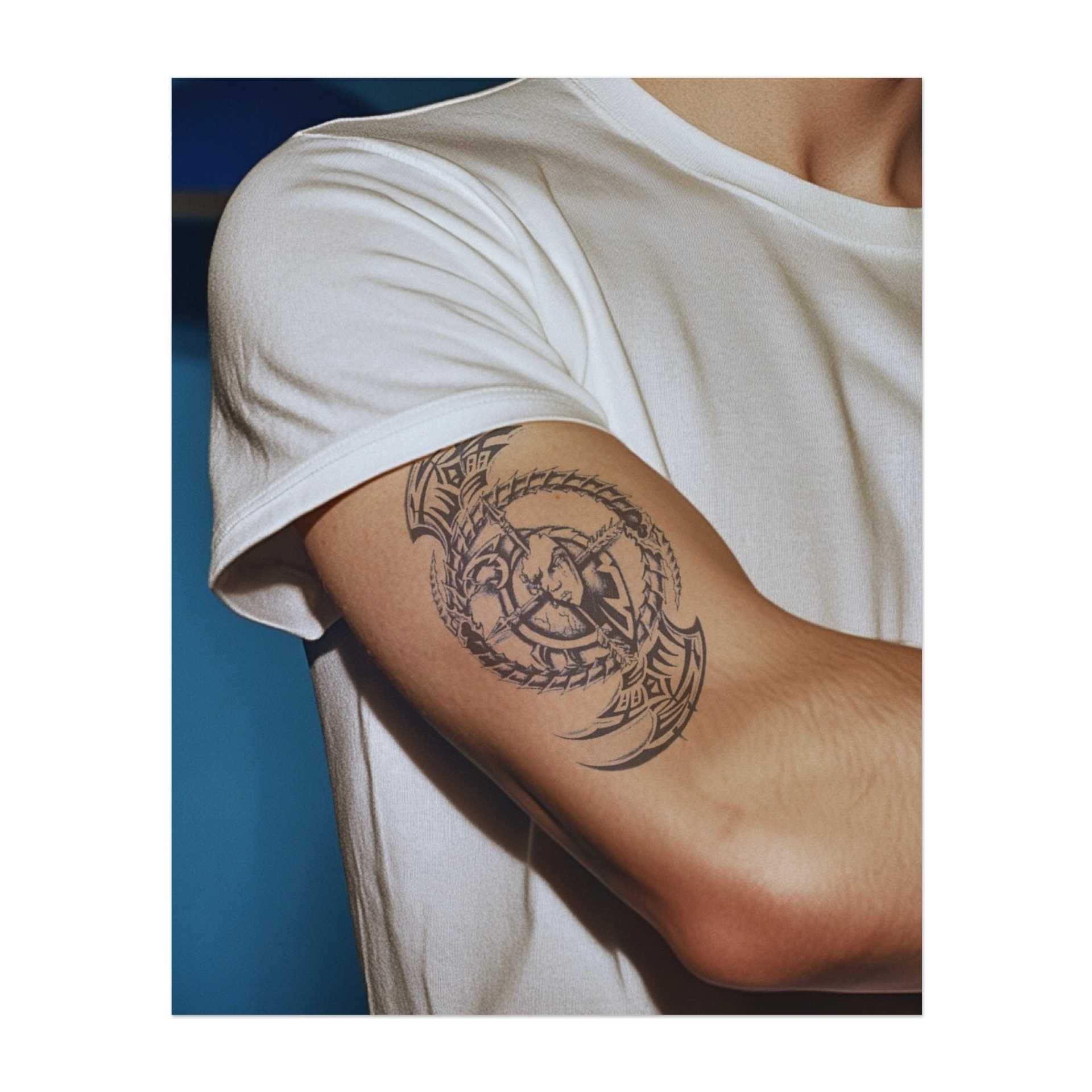 Ein dynamisches Tattoo mit einer zentralen Figur, umgeben von wirbelnden Tribal-Designs. Das Kreuz und die scharfen Linien repräsentieren Balance und Macht, während die Figur in der Mitte ein Gefühl von Geheimnis und Tiefe hinzufügt. Perfekt für jemanden, der sowohl innere Stärke als auch die Energie der Transformation umarmt.