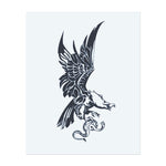 Ein Adler im Flug, der eine Schlange in seinen Krallen hält. Das Design symbolisiert Freiheit, Stärke und den Instinkt, Herausforderungen zu erobern. Perfekt für jemanden, der den Geist eines wilden Räubers und den Mut, jedem Hindernis zu begegnen, verkörpert.